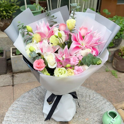 盐城9朵玫瑰混搭百合，爱恋纯真无邪